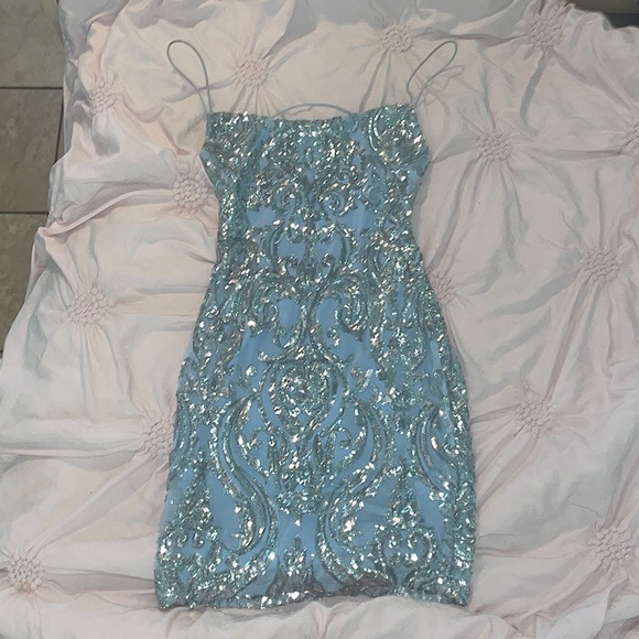 A good homecoming dress! It's in a size medium - Picture 1 of 2